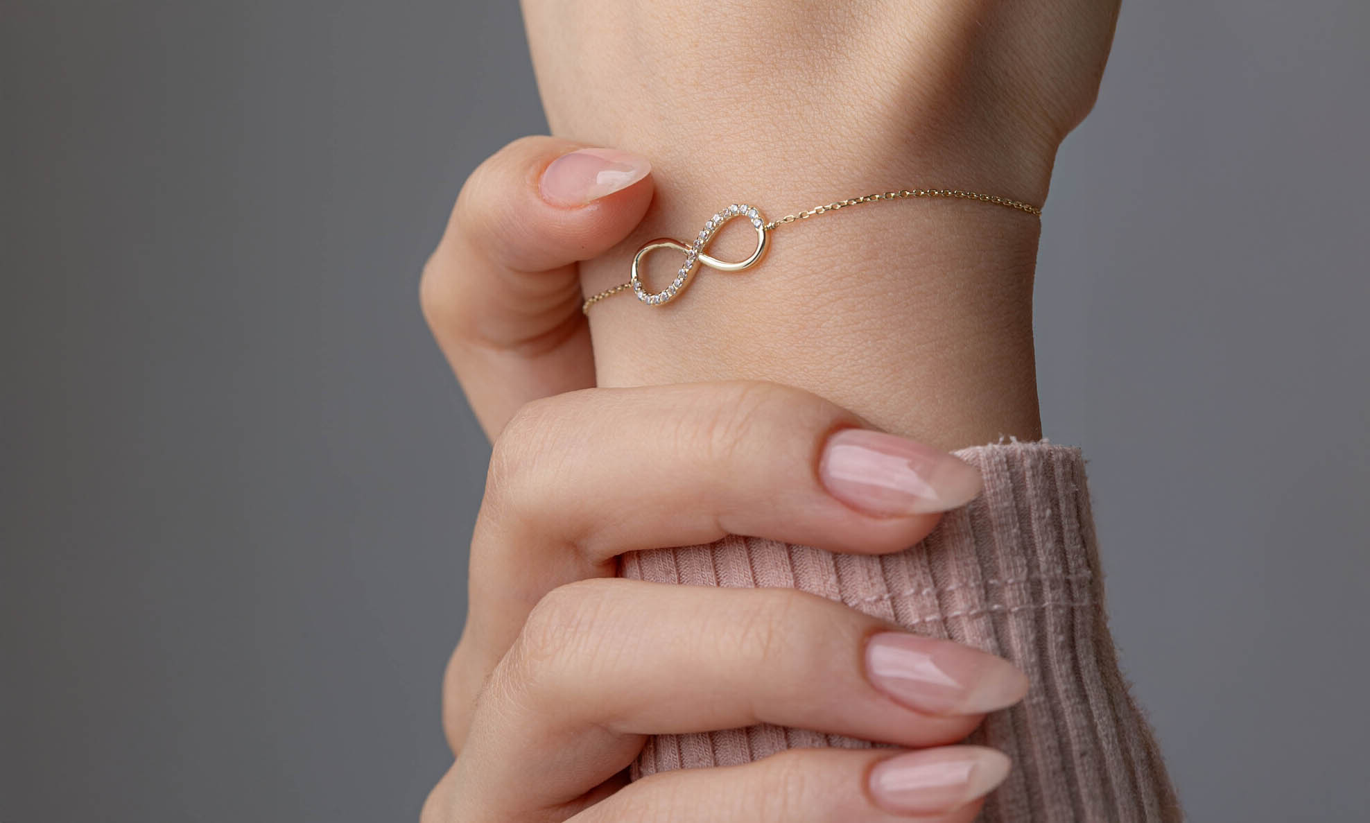 Altın bileklik sol kol